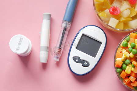 糖尿病测量工具、胰岛素笔和餐桌上的健康食品