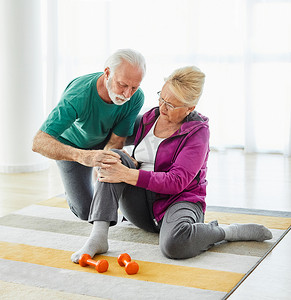 高级伸展运动女人训练运动健身家庭健身房锻炼男人夫妇疼痛肩伤背部膝盖适合疼痛关节疼痛肌肉背痛问题药物痛苦