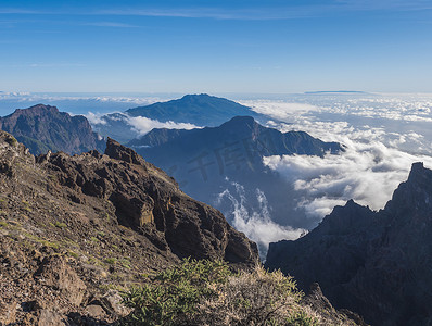 从 Roque de los Muchachos Viewpoint 的山峰与白云的火山口 Caldera de Taburiente 国家公园景观。