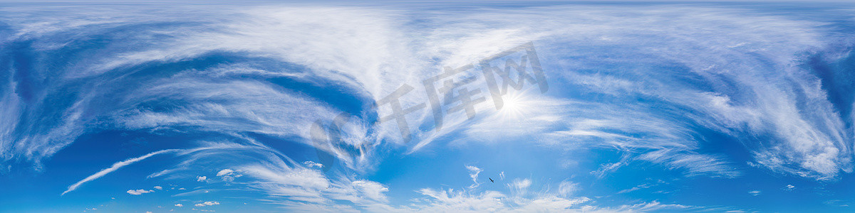 替换摄影照片_蓝色夏季 360 度天空全景图，有云，没有地面，采用球形等矩形格式，易于在 3D 图形和空中或地面合成中使用，无缝且适合天空替换。