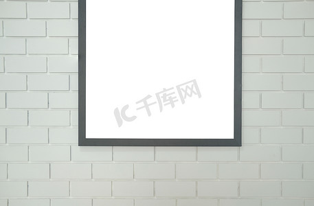 白色砖墙上的模拟海报相框
