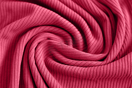 条纹布料红色摄影照片_2023 年的 Viva 洋红色，布料的罗纹质地。