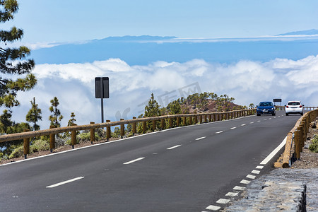 山路两车，山腰云雾缭绕