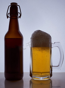 菜单黑金摄影照片_啤酒瓶的彩色剪影，带软木塞和啤酒杯，在黑色白色背景中倒入啤酒