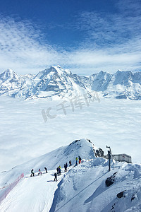 从瑞士之巅眺望雪朗峰的壮丽景色