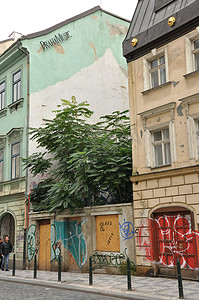 捷克共和国布拉格老建筑上涂鸦的垂直街景