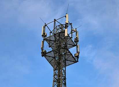 通信施工摄影照片_北部的电天线和通信发射塔