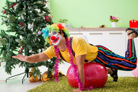 小丑巡游摄影照片_圣诞庆祝概念中的滑稽小丑