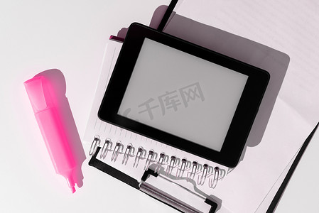 平板电脑屏幕上有重要的想法，并在带有笔记本和记号笔的办公桌上贴着笔记。