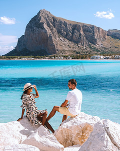 中年警察摄影照片_圣维托洛卡波西西里岛，一对中年男女参观圣维托洛卡波西西里岛的海滩