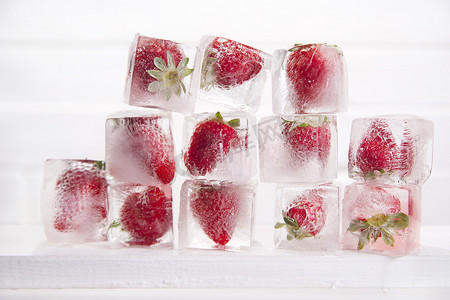 草莓冰块摄影照片_草莓冰块