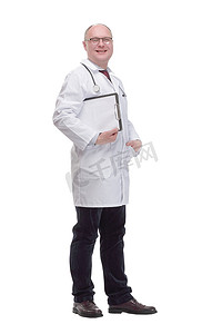 pe管合格证摄影照片_有剪贴板的合格的成熟医生。在白色背景隔绝了。