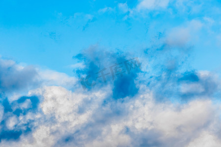 背景质感大气摄影照片_蓝天空气质感与柔和的白云背景