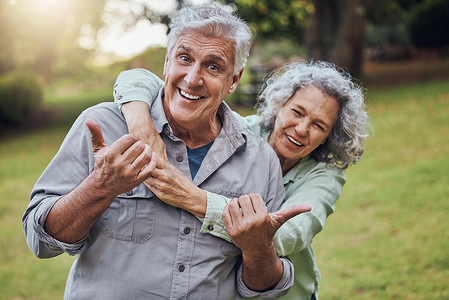 公园、健康和老年夫妇竖起大拇指，以寻求健康的动力或在退休后使用绿色公园镜头光晕提供支持。