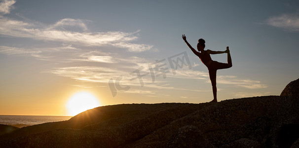 日落海滩岩石上的女人、剪影或瑜伽放松健身、训练和锻炼以促进心理健康、身体活动或健康。