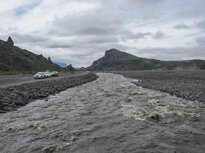 冰岛，THORSMORK，2019 年 8 月 3 日：从 Thorsmork 和 Godaland 的人行桥边界看冰川野生河流 Krossa 和绿色尖锐的火山山