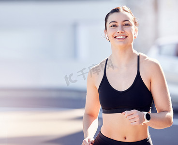 锻炼、女性和在城市中跑步，为健康的生活方式、健康或运动提供模型、健身和能量。