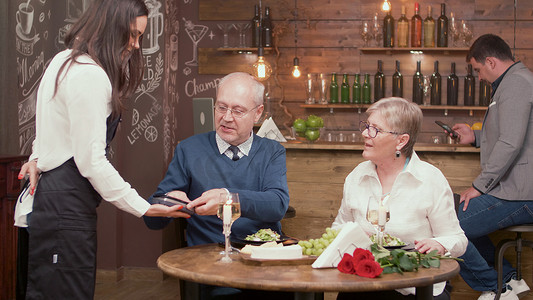老人在约会结束时与一位可爱的老太太共进晚餐