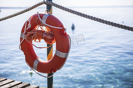 码头安全：加尔达湖的红色救生员