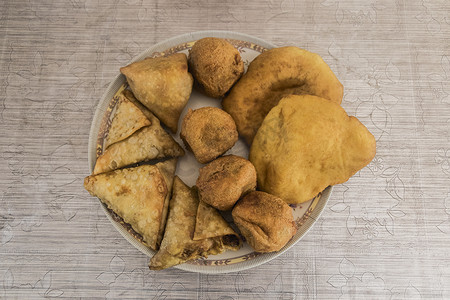 Samosas 馅的饺子来自巴基斯坦和印度。