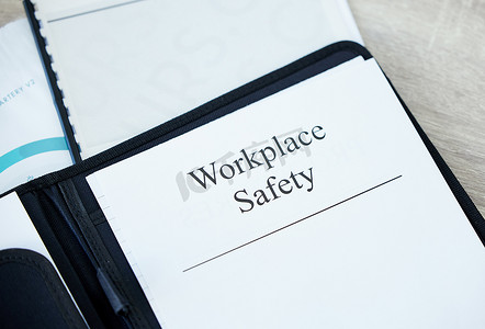 工作场所安全 101. 办公室里一份写有工作场所安全的文件。