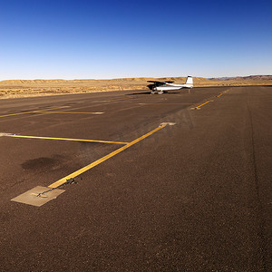 机场停机坪上的小飞机。