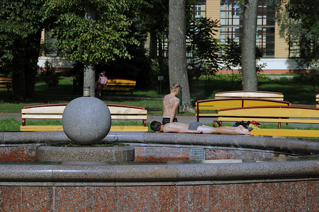 格林威治公园摄影照片_孩子们在喷泉附近晒太阳。