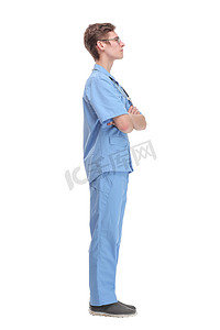 一群帅哥手绘摄影照片_一位身穿蓝色制服的年轻男医生站着等待的全长侧面照