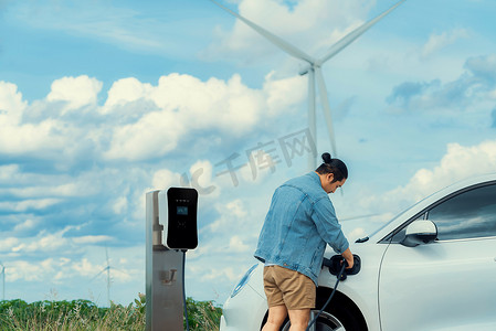 有他的 EV 汽车和风力涡轮机作为可再生能源概念的进步人。