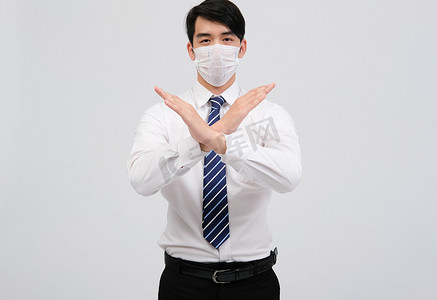 抵御病毒摄影照片_戴防护面具的商人男子抵御感冒病毒 b