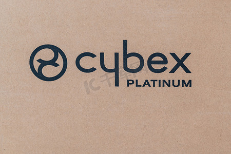 金2023摄影照片_塞尔维亚诺维萨德 — 2023 年 1 月 15 日：纸箱上的 Cybex 铂金品牌标志。 