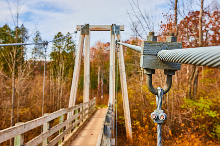 通往秋季森林的大型吊桥支撑绳细节