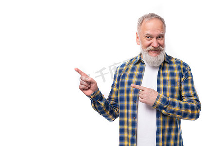 头发灰白的退休老人，留着小胡子，用食指指着旁边