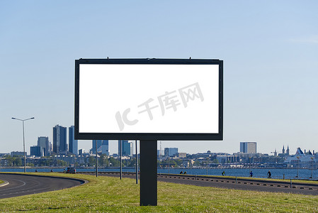 以城市景观和大海为背景的白色样机广告牌。