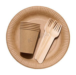 白色背景上的包装纸杯、木叉和盘子。