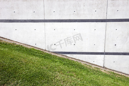 隔断摄影照片_在砖墙旁边的绿草倾斜