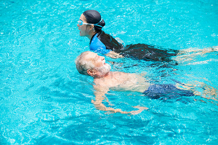 老人一起游泳游泳池快乐放松享受夏季