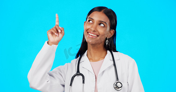 医疗保健医生、微笑和女性指向医疗宣传、医院通知或诊所公告模型。