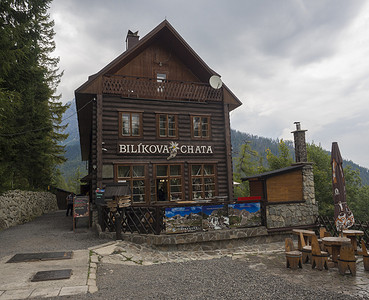 斯洛伐克，高塔特拉山，Stary Smokovec，Hrebienok，2018 年 9 月 14 日：Mountain Hotel Bilikova Chata 的正面图，木屋，