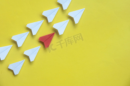 纸飞机折纸的顶视图与团队的红色飞机部分。