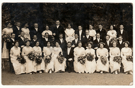 复古照片显示十六对夫妇参加舞蹈课。