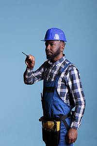 集中的非洲裔美国建筑工人佩带工具带