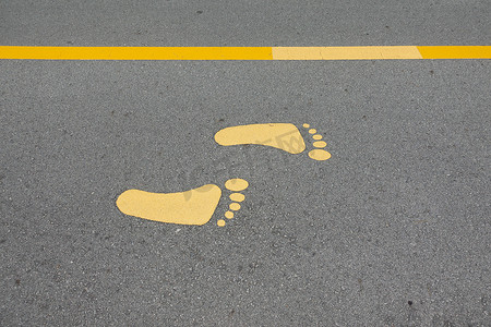 道路上步行路径的黄色脚符号