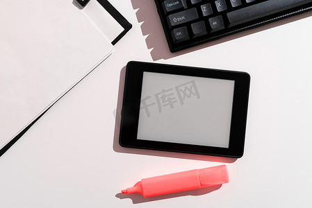 平板电脑屏幕上有重要的想法，并在带有笔记本和记号笔的办公桌上贴着笔记。