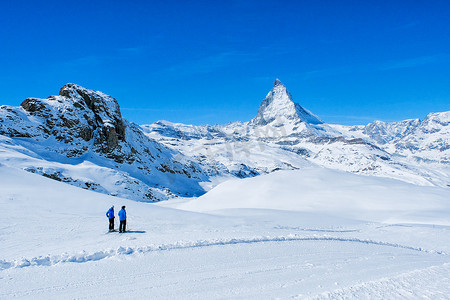 两名滑雪者看到雪山马塔角峰的美丽景色，Z