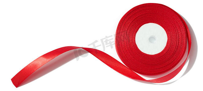 白色孤立背景上带有红色丝带的线轴，装饰物