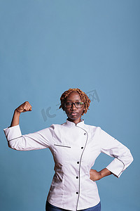 穿着厨房制服的女人看起来很有力量