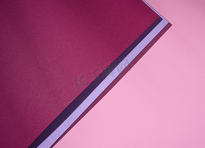 现代粉红色背景与带阴影的纸片。