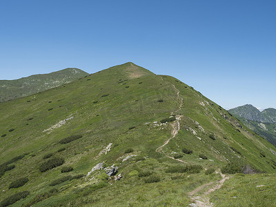 西塔特拉山脉或 Rohace 的美丽山景，山脊上有远足小径。