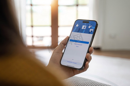 手机登录背景摄影照片_泰国清迈 - 2023 年 5 月 1 日：Facebook 社交媒体应用程序徽标登录、iPhone 14 移动应用程序屏幕上的注册页面亲自从事电子商务购物业务